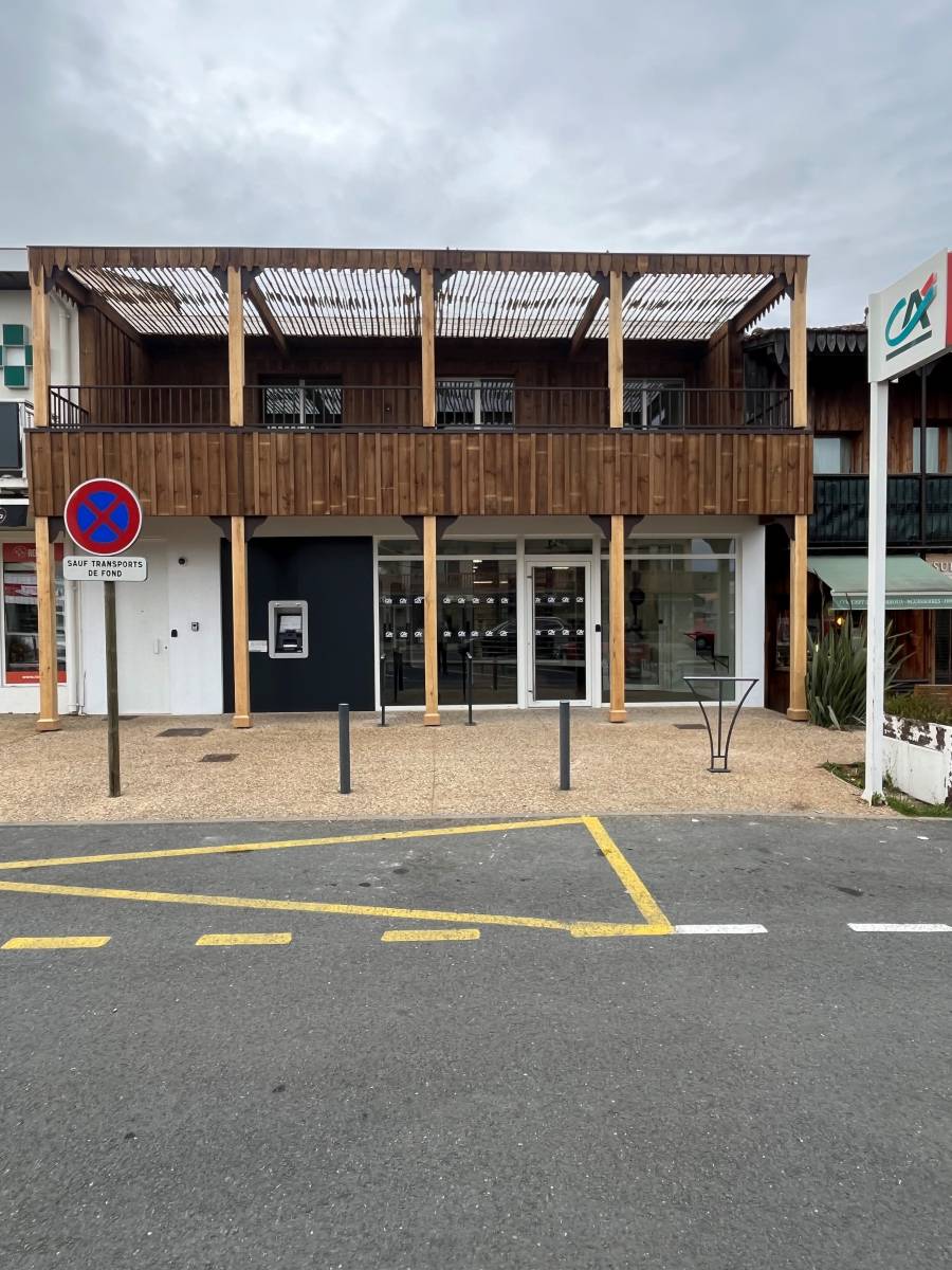 Bardage en bois pour un local commercial Autour de moi 