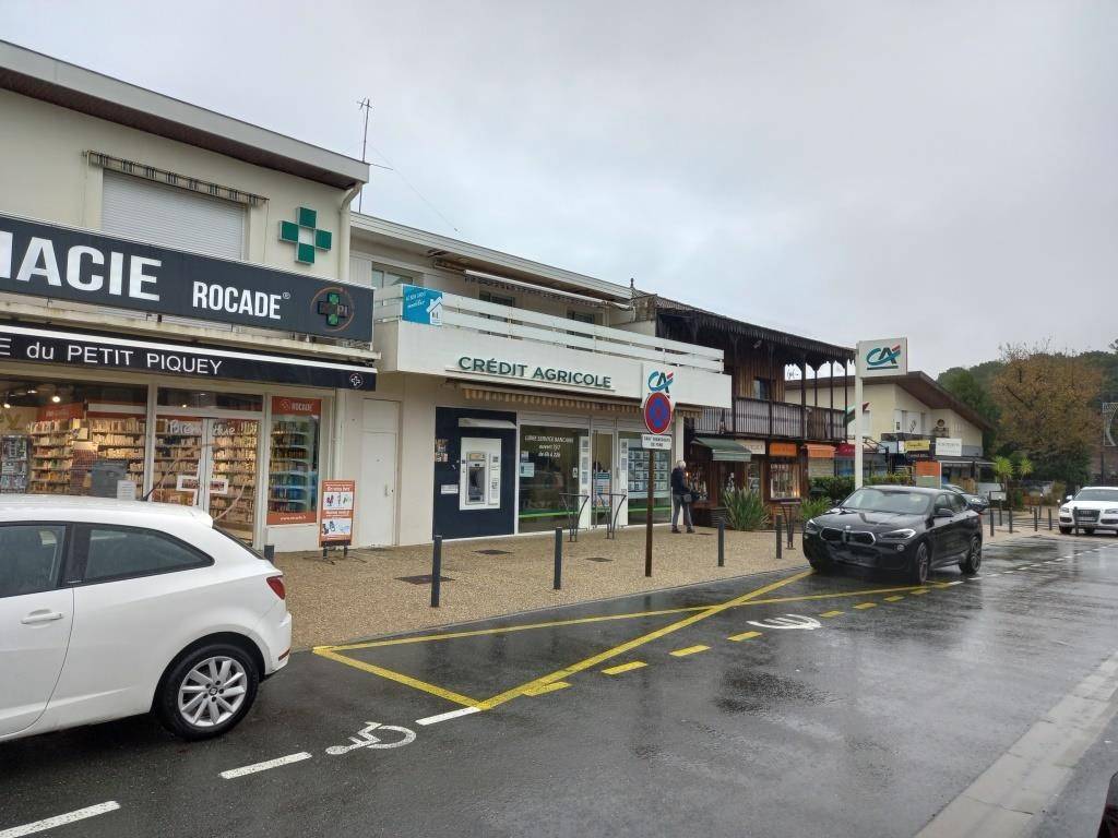 entreprise spécialiste de la pose de bardage sur une façade de magasin 