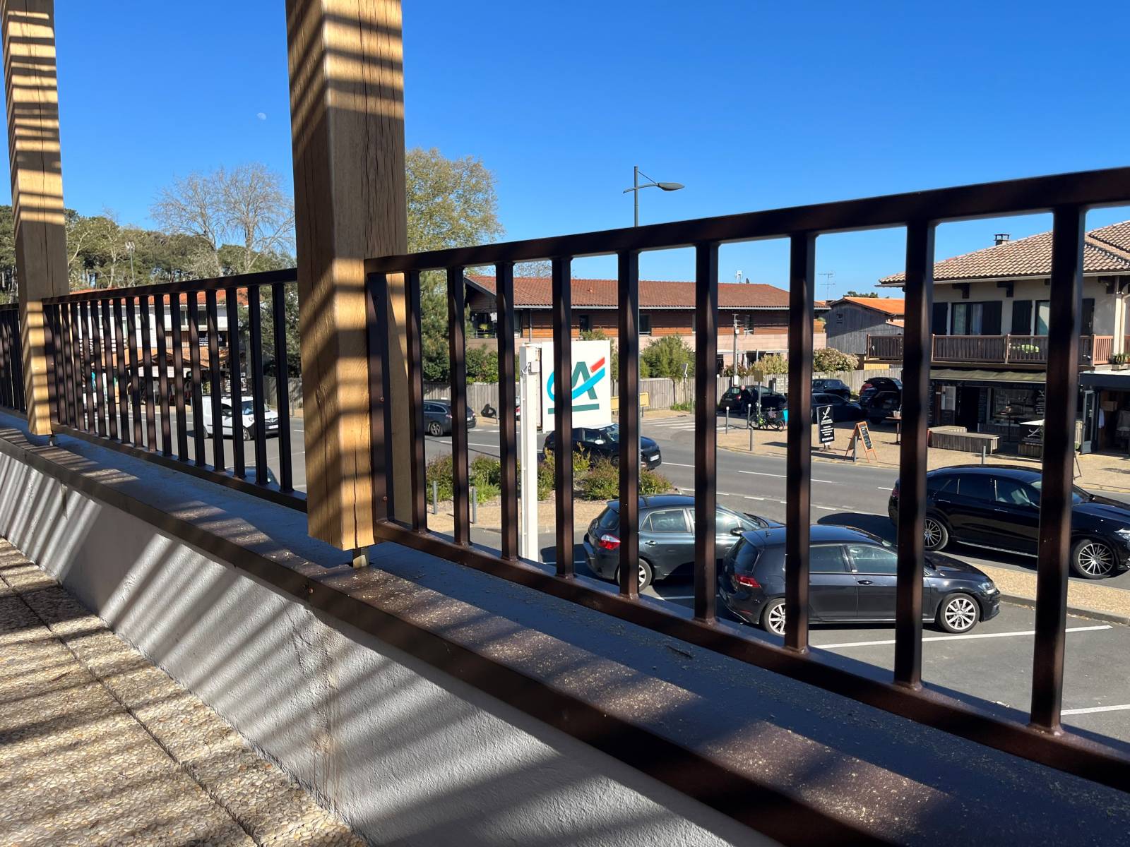 artisan expérimenté pour poser un bardage en bois sur façade d'un magasin au cap Ferret